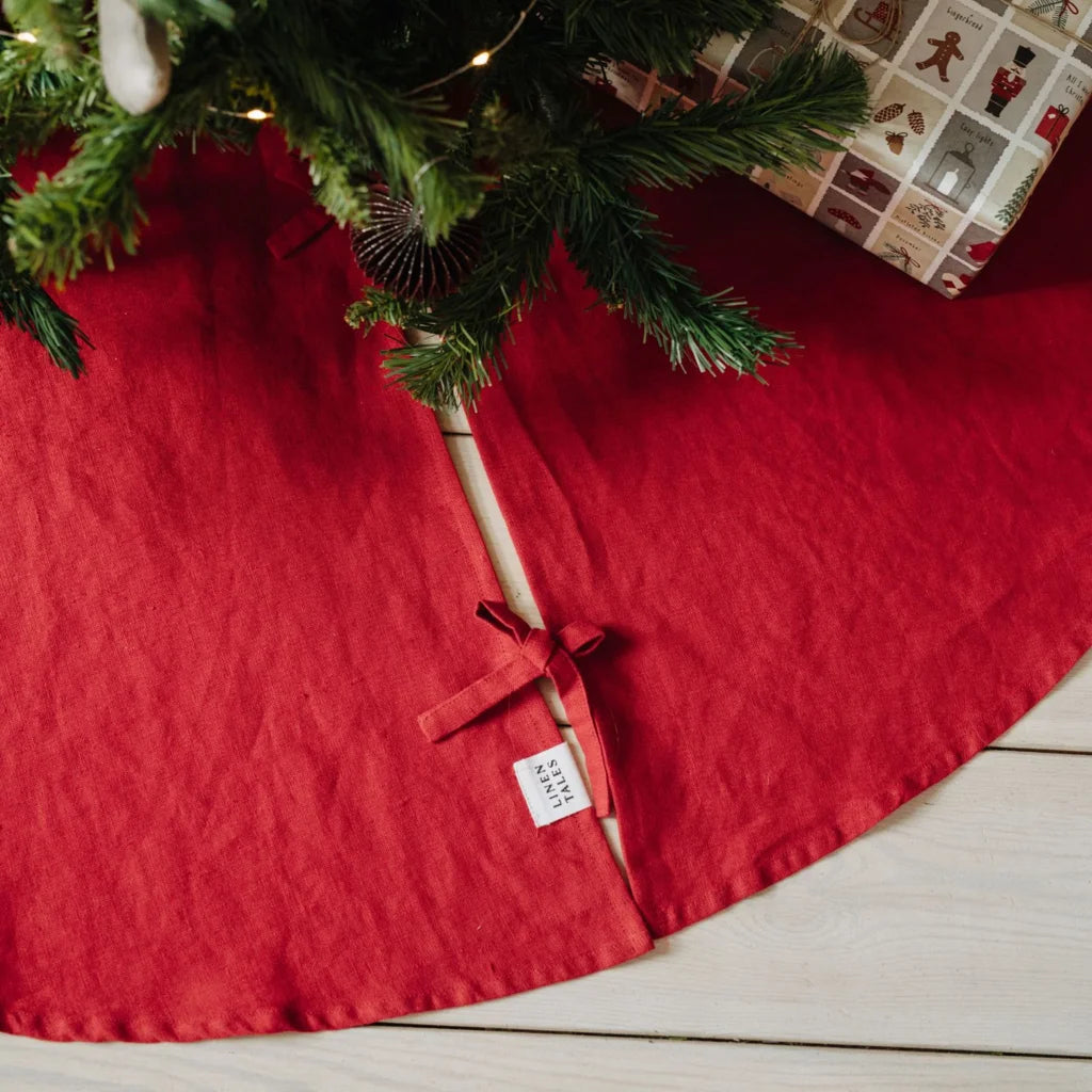 Leinen Weihnachtsbaumdecke in Rot von Linen Tales Größe Ø 125 cm