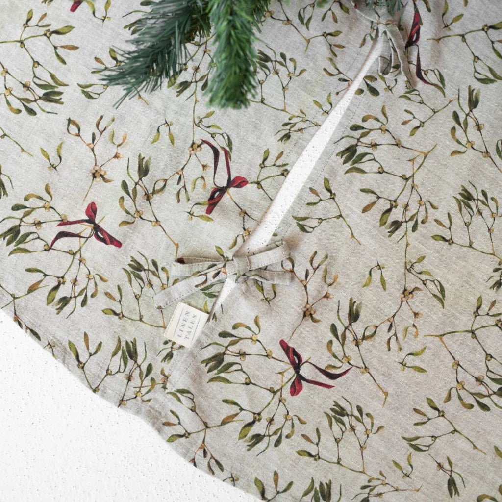 Leinen Weihnachtsbaumdecke Mistelzweige in Creme+Olive+Dunkelrot Creme+Grün+Rot Muster Mistelzweige von Linen Tales Größe Ø 125 cm