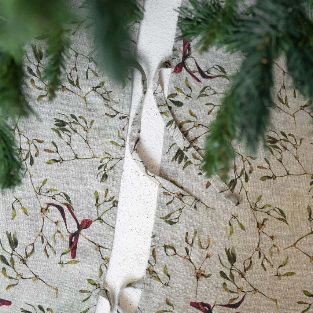 Leinen Weihnachtsbaumdecke Mistelzweige in Creme+Olive+Dunkelrot Creme+Grün+Rot Muster Mistelzweige von Linen Tales Größe Ø 125 cm