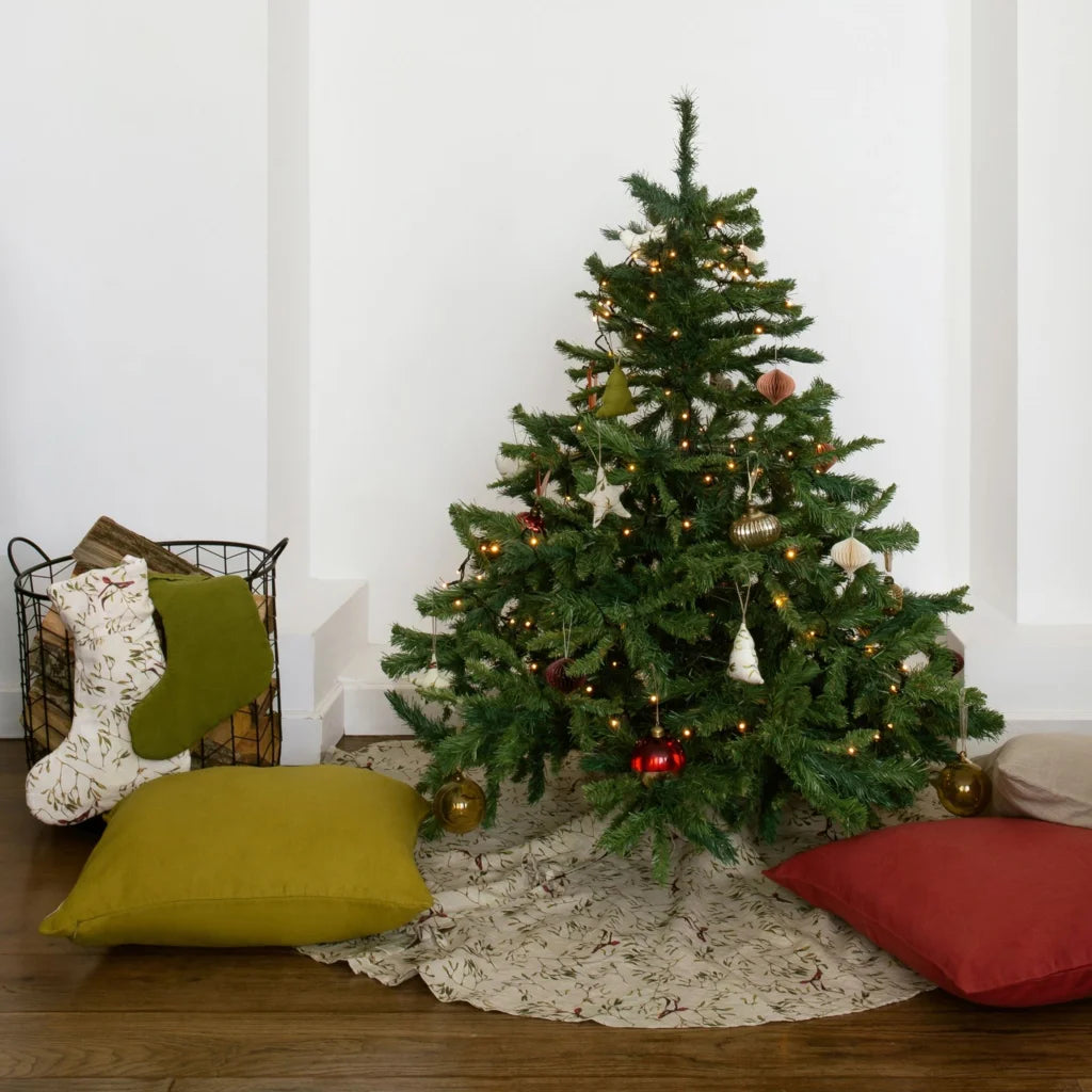 Leinen Weihnachtsbaumdecke Mistelzweige in Creme+Olive+Dunkelrot Creme+Grün+Rot Muster Mistelzweige von Linen Tales Größe Ø 125 cm