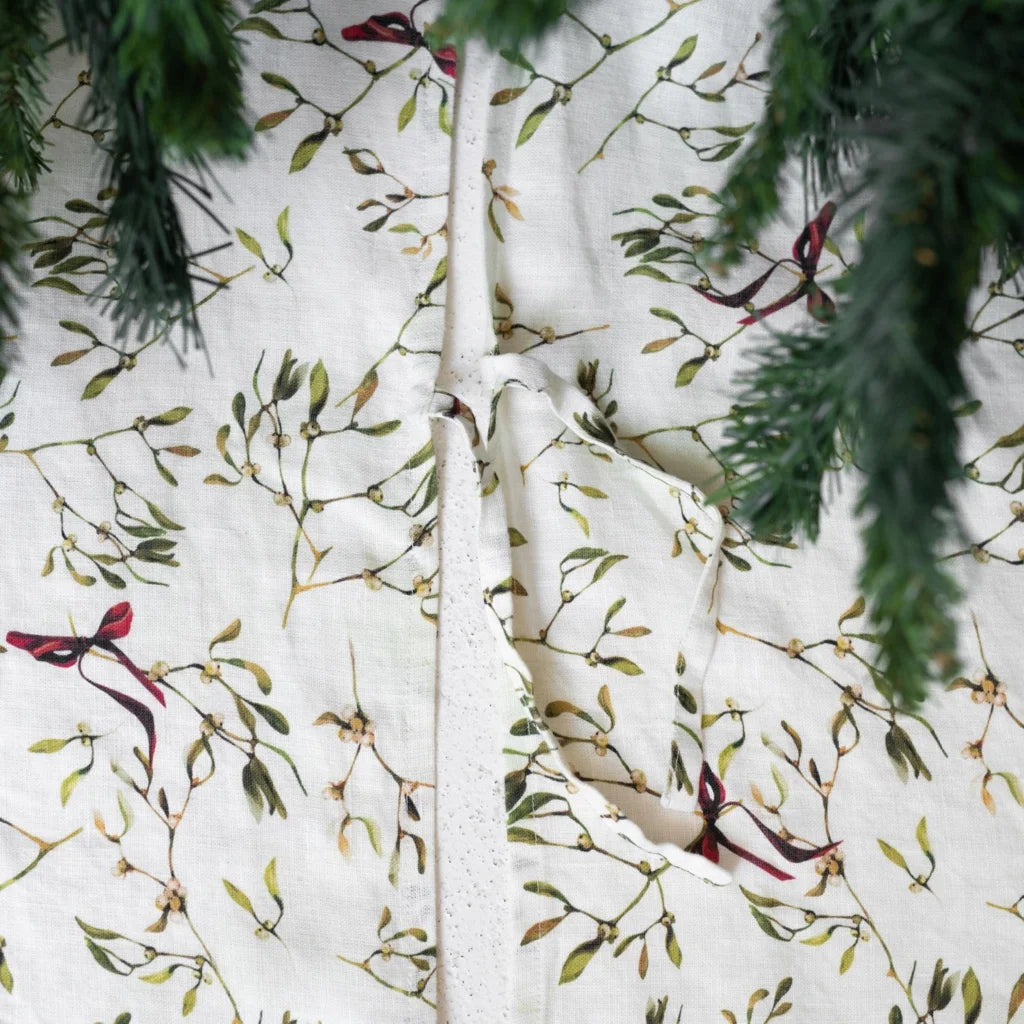 Leinen Weihnachtsbaumdecke Mistelzweige in Weiß+Olive+Dunkelrot Weiß+Grün+Rot Muster Mistelzweige von Linen Tales Größe Ø 125 cm