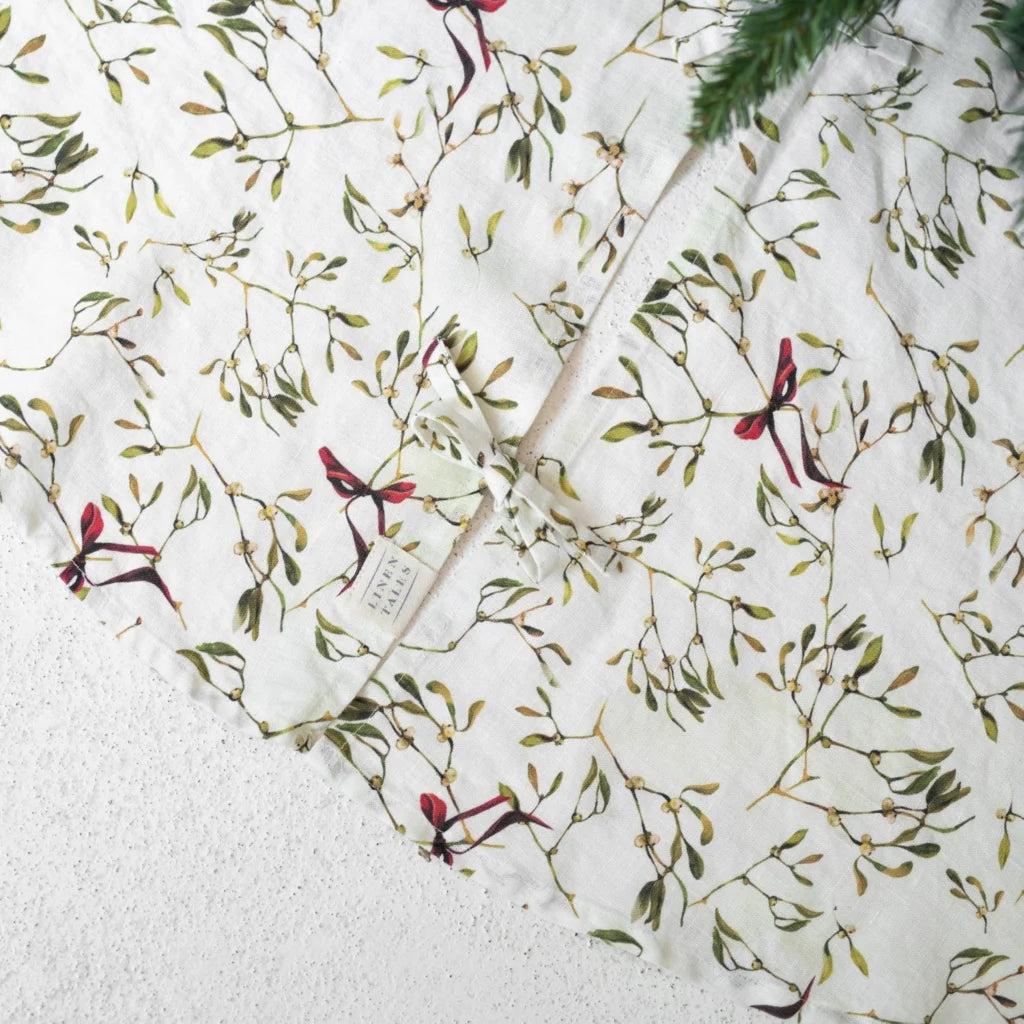 Leinen Weihnachtsbaumdecke Mistelzweige in Weiß+Olive+Dunkelrot Weiß+Grün+Rot Muster Mistelzweige von Linen Tales Größe Ø 125 cm