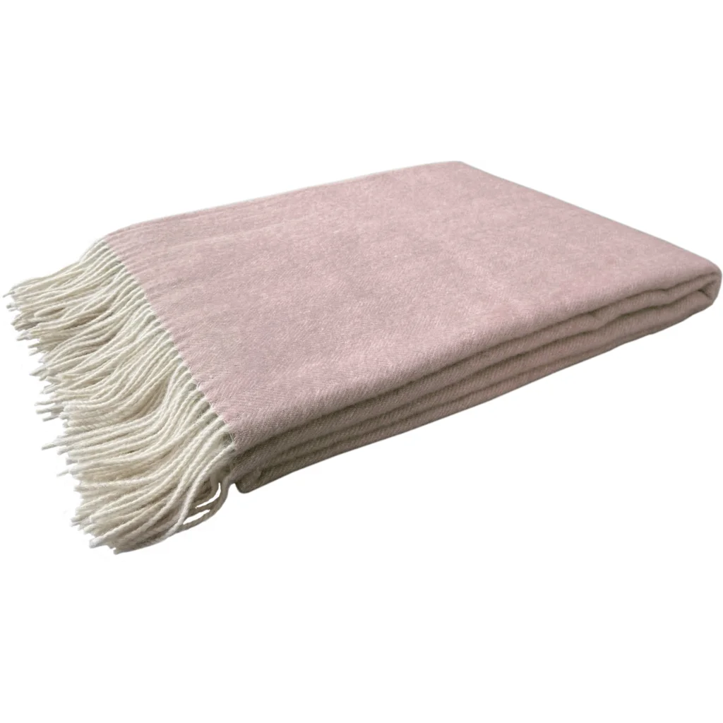 Merino Decke mit Fischgrät-Muster in Puder Rosa von Erika Vaitkute Größe 140x200 cm