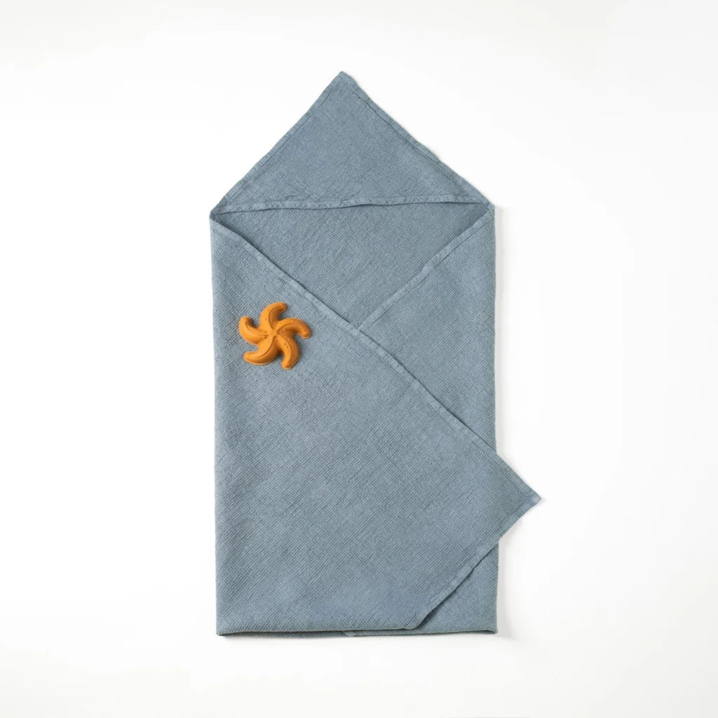 Waffelpiqué Baby-Kapuzenbadetuch in Taubenblau Blau von Linen Tales Größe 70x70 cm