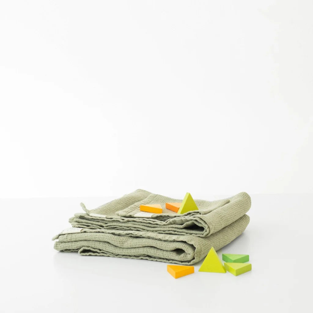 Waffelpiqué Baby-+Kinder-Handtuch in Hellgrün Grün von Linen Tales Größe 45x90 cm