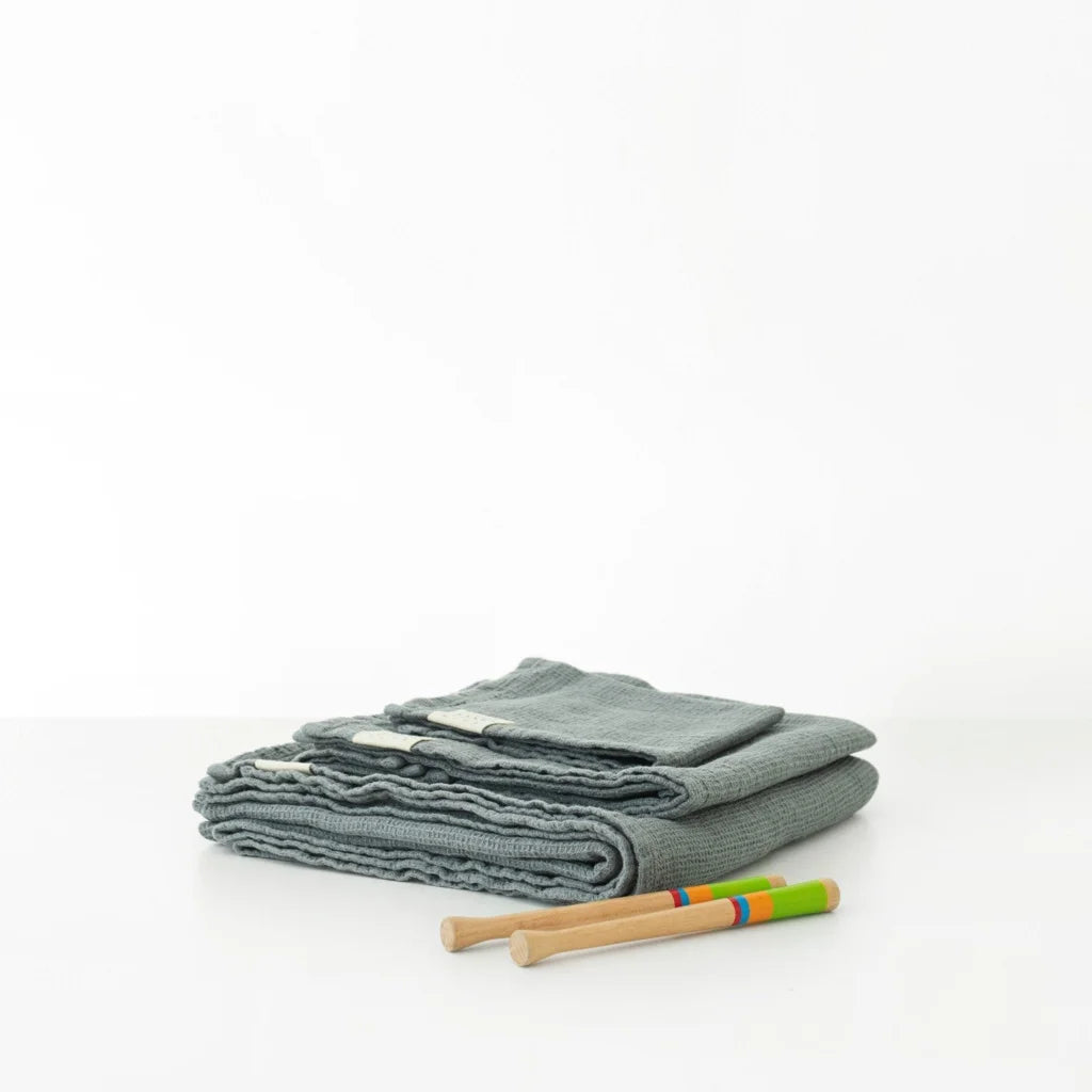 Waffelpiqué Baby-+Kinder-Handtuch in Taubenblau Blau von Linen Tales Größe 45x90 cm