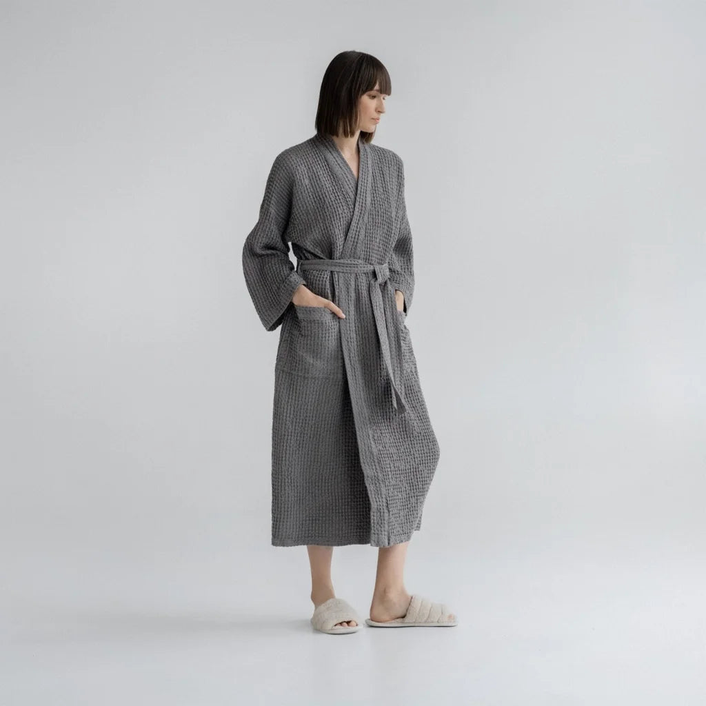 Waffelpiqué Bademantel in Anthrazit Grau von Linen Tales Größe S+M