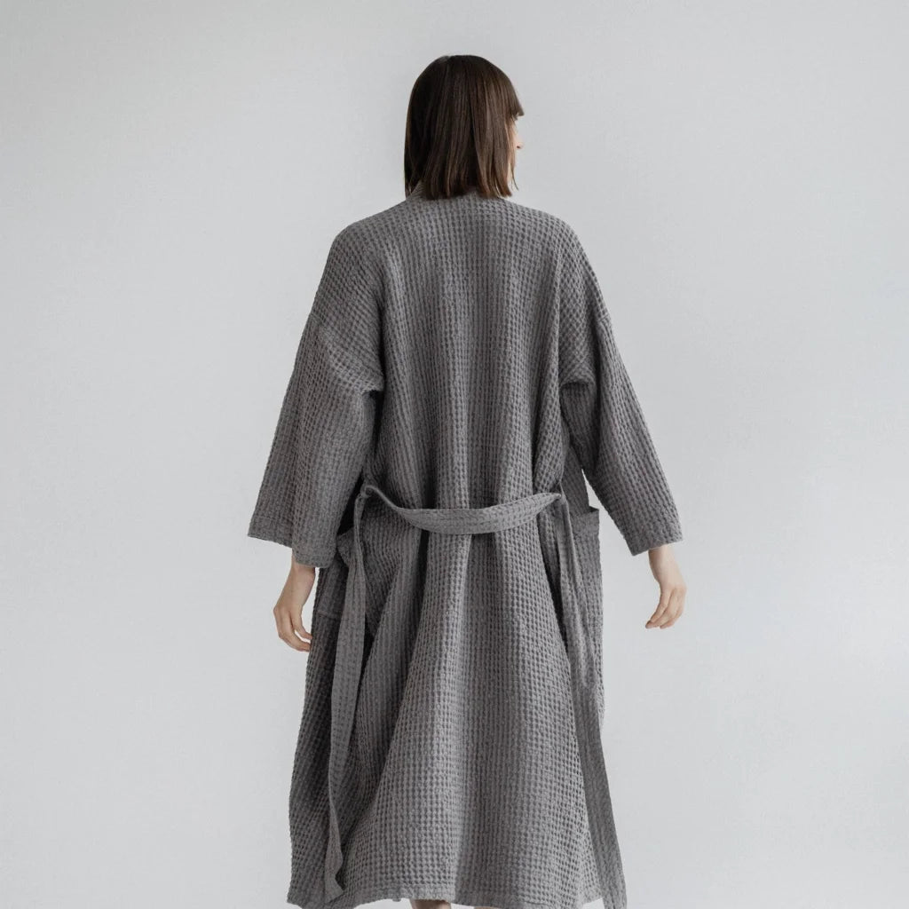 Waffelpiqué Bademantel in Anthrazit Grau von Linen Tales Größe S+M