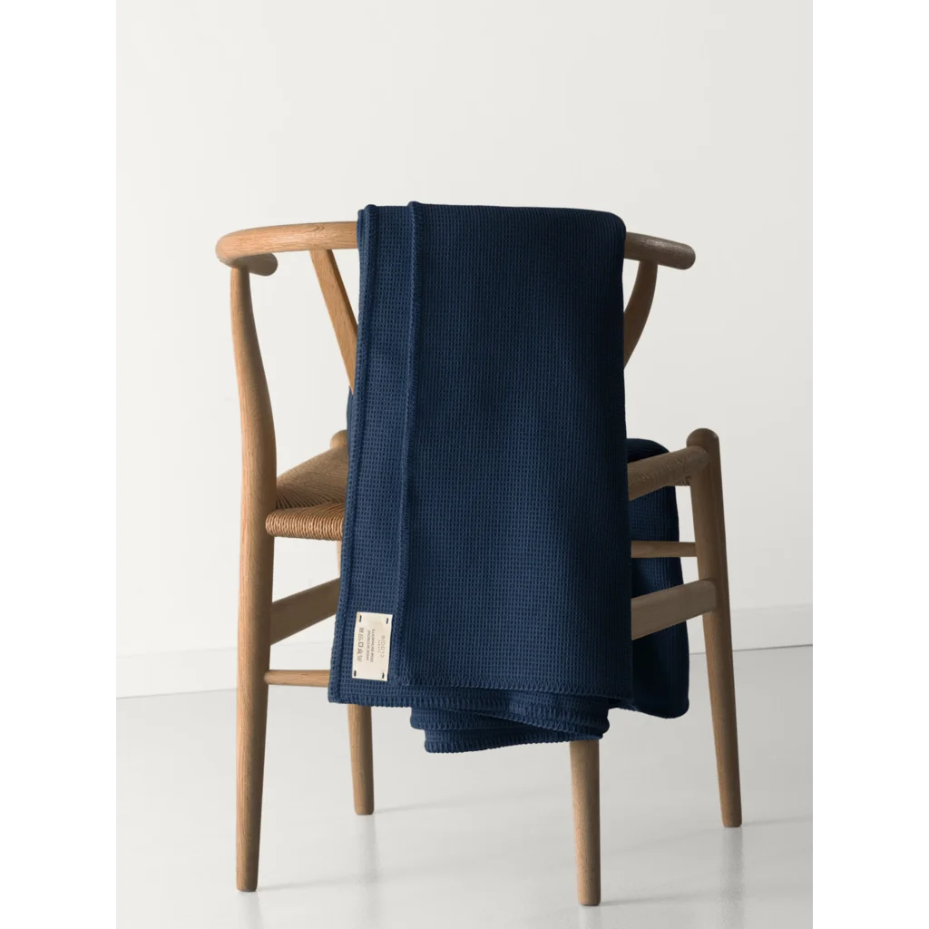 Waffelpiqué Decke in Marine Blau von Cradle Studio Größe 150x210 cm