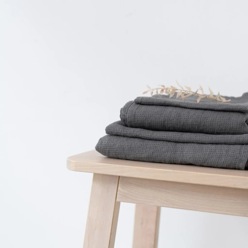 Waffelpiqué Duschtuch in Anthrazit Grau von Linen Tales Größe 75x125 cm