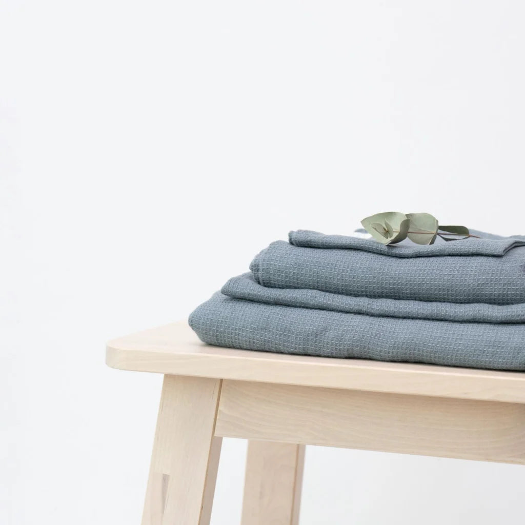 Waffelpiqué Duschtuch in Taubenblau Blau von Linen Tales Größe 75x125 cm