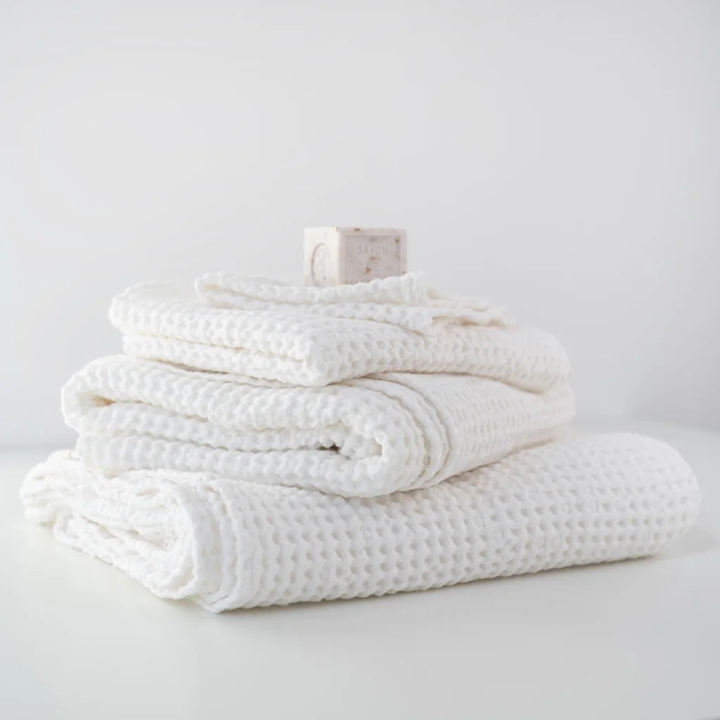 Waffelpiqué Duschtuch in Weiß von Linen Tales Größe 70x140 cm