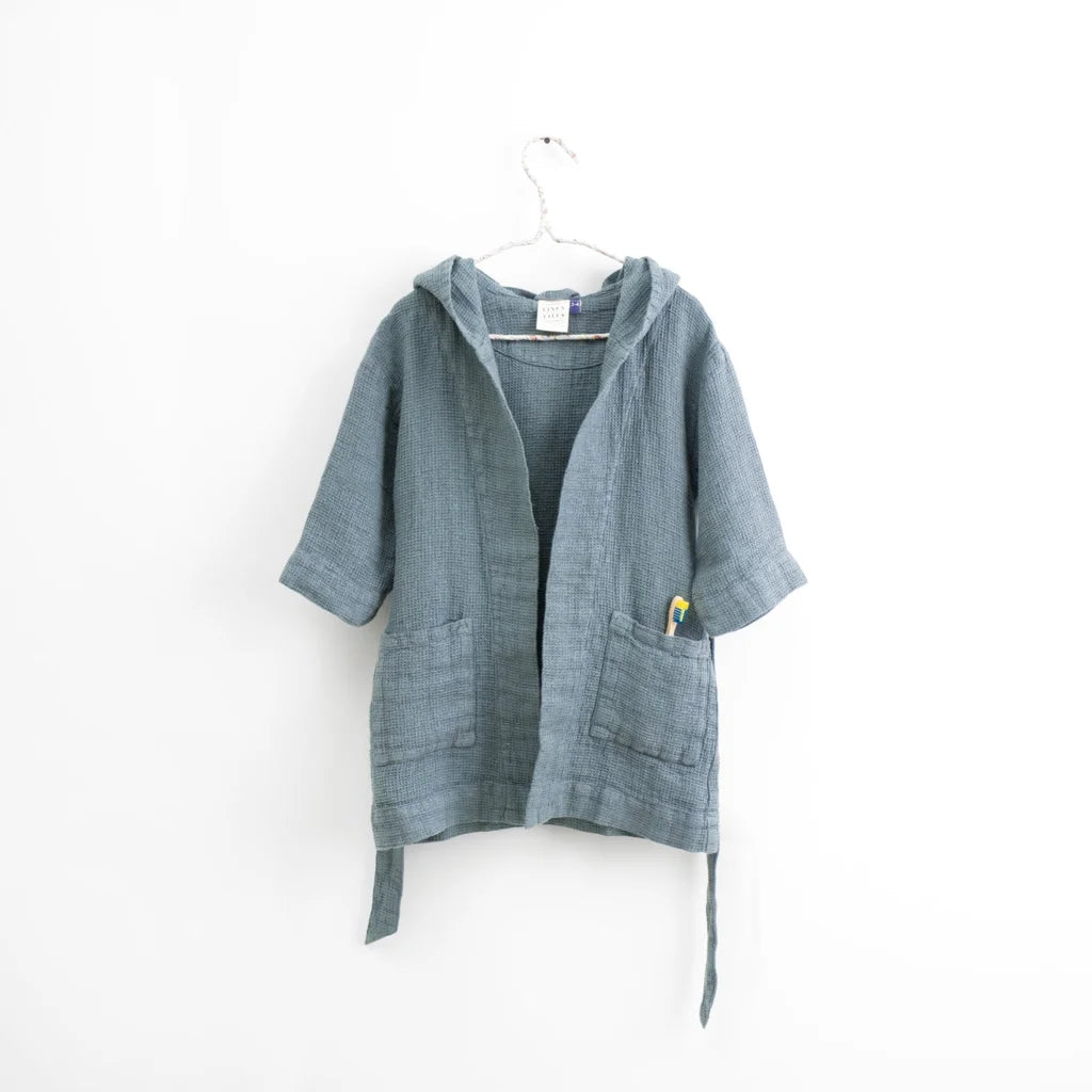 Waffelpiqué Kinder-Bademantel in Taubenblau Blau von Linen Tales Größe 3-4 Jahre