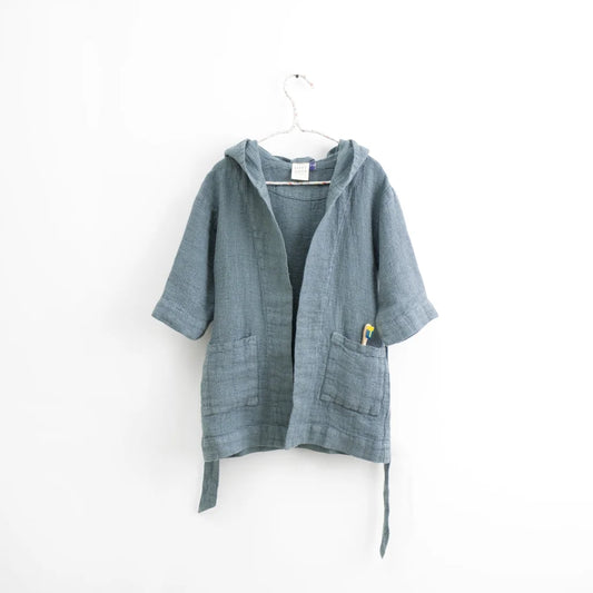 Waffelpiqué Kinder-Bademantel in Taubenblau Blau von Linen Tales Größe 3-4 Jahre