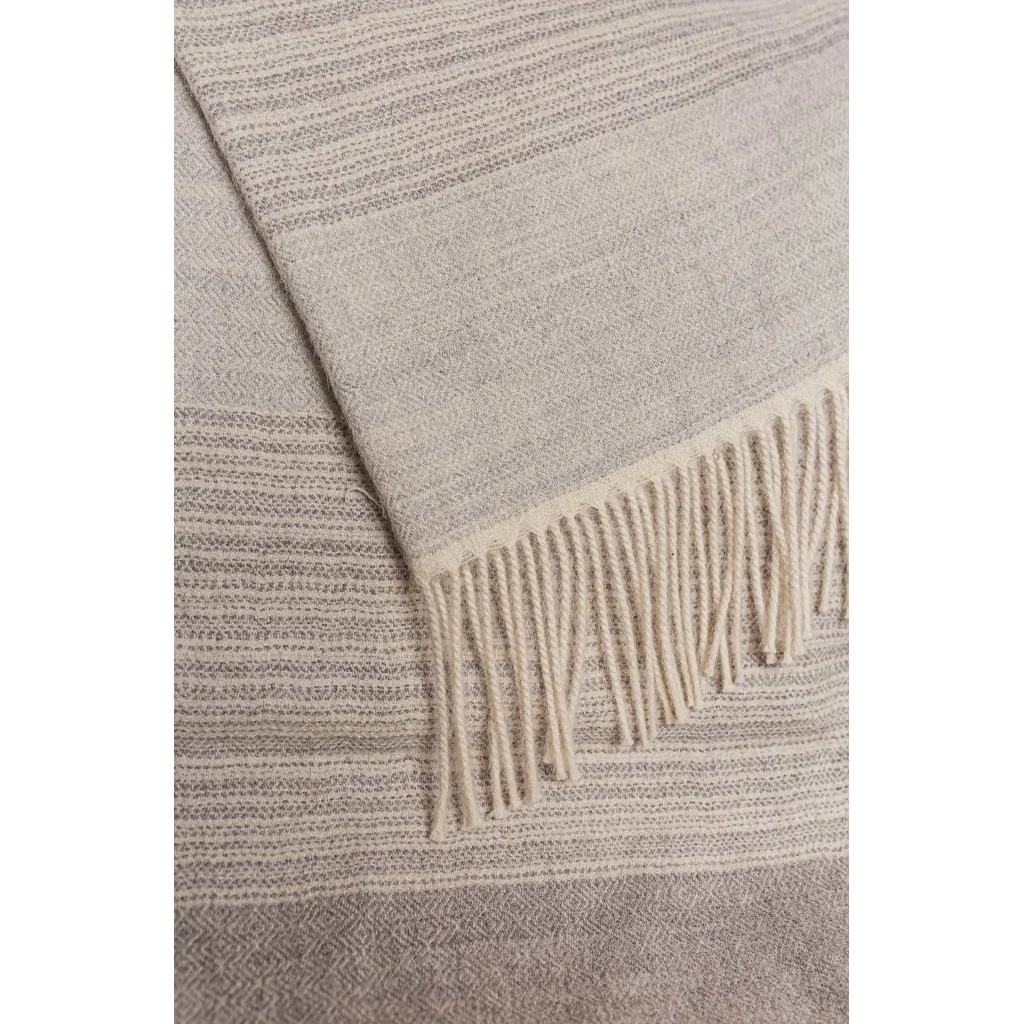 Alpaka Decke VOLUMEN in Hellgrau Grau Muster Streifen von KUNA Größe 130x180 cm (inkl. Fransen)