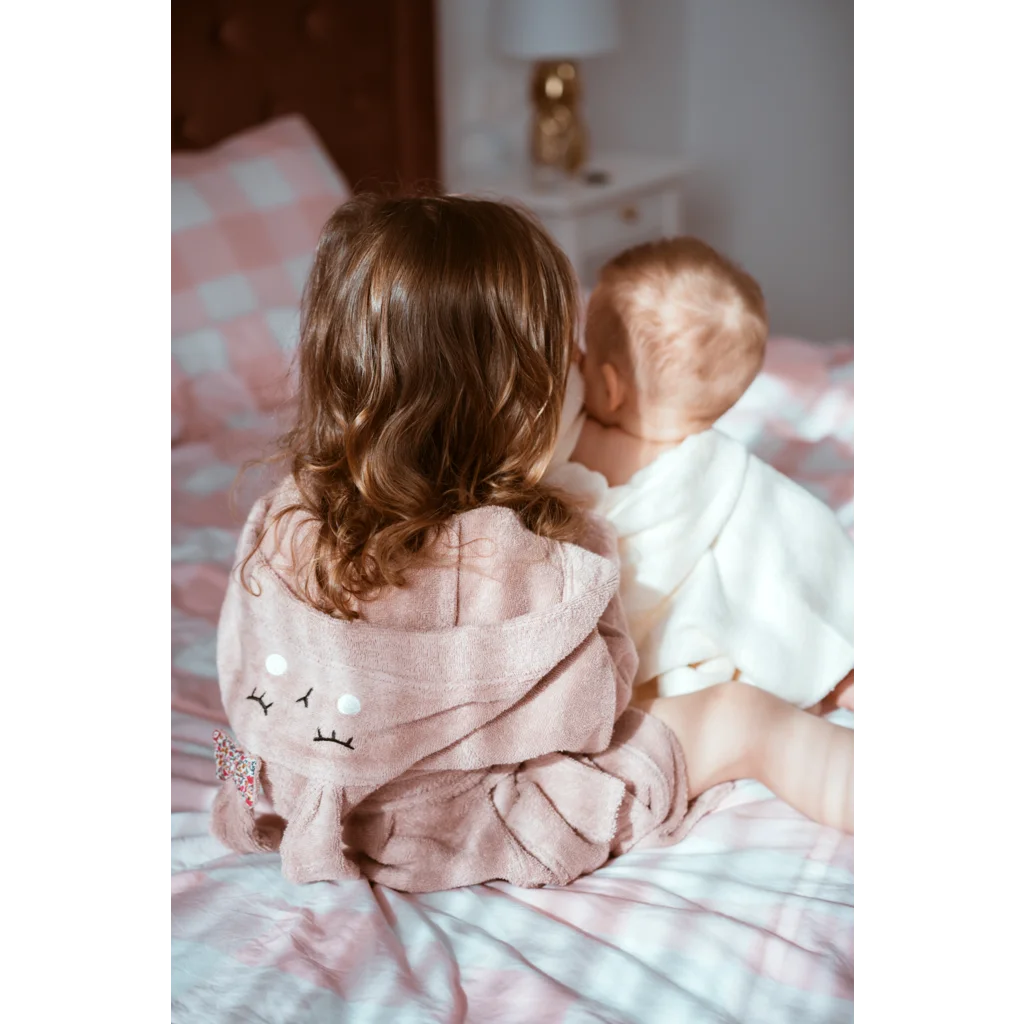 Bio Frottier Baby-+Kinder-Bademantel Hase in Rosé Rosa Muster Hase von kikadu Größe 1-2 Jahre