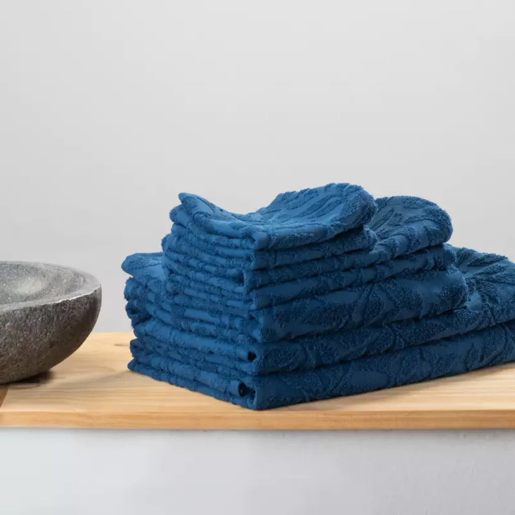 Bio Jacquard Handtuch in Dunkelblau Blau Muster Blätter von Living Crafts Größe 50x100 cm