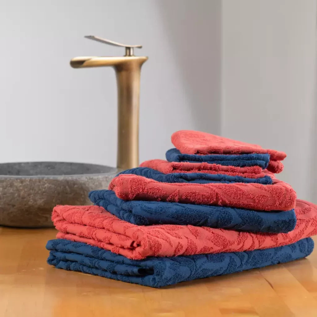 Bio Jacquard Handtuch in Dunkelblau Blau Muster Blätter von Living Crafts Größe 50x100 cm