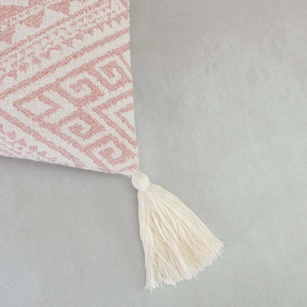 Bio Jacquard Kissenhülle mit Quasten in Rosa+Creme Muster Jacquard von Jean&Len Größe 45x45 cm