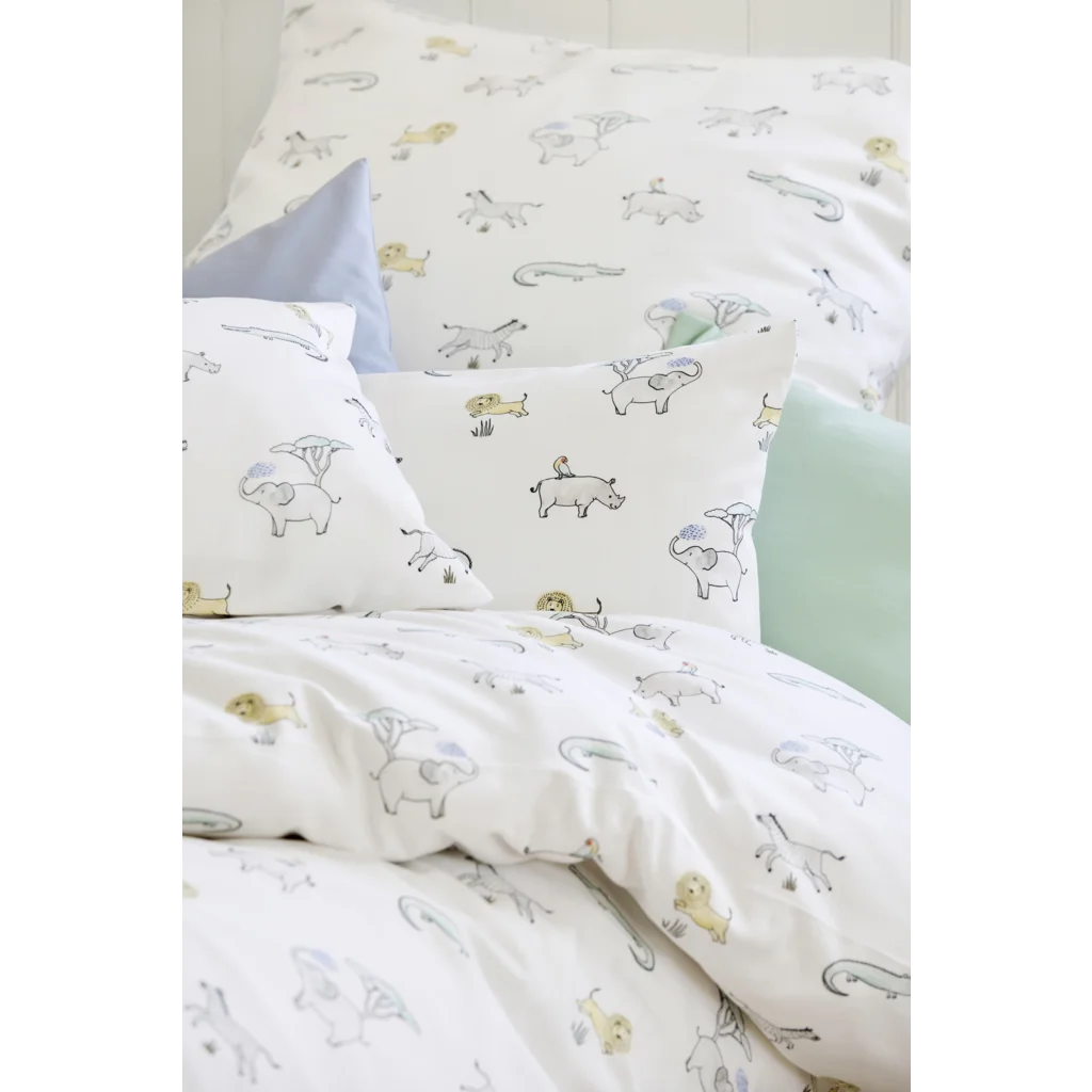 Bio Satin Baby-+Kinder-Bettwäsche Safari Garnitur in Weiß Muster Safari von Cotonea Größe 100x135 + 40x60 cm