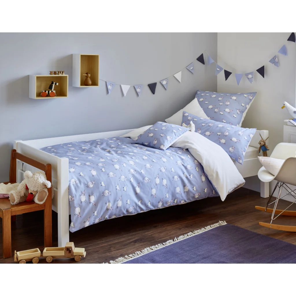 Bio Satin Baby-+Kinder-Bettwäsche Schäfchen Garnitur in Blau Muster Schäfchen von Cotonea Größe 100x135 + 40x60 cm