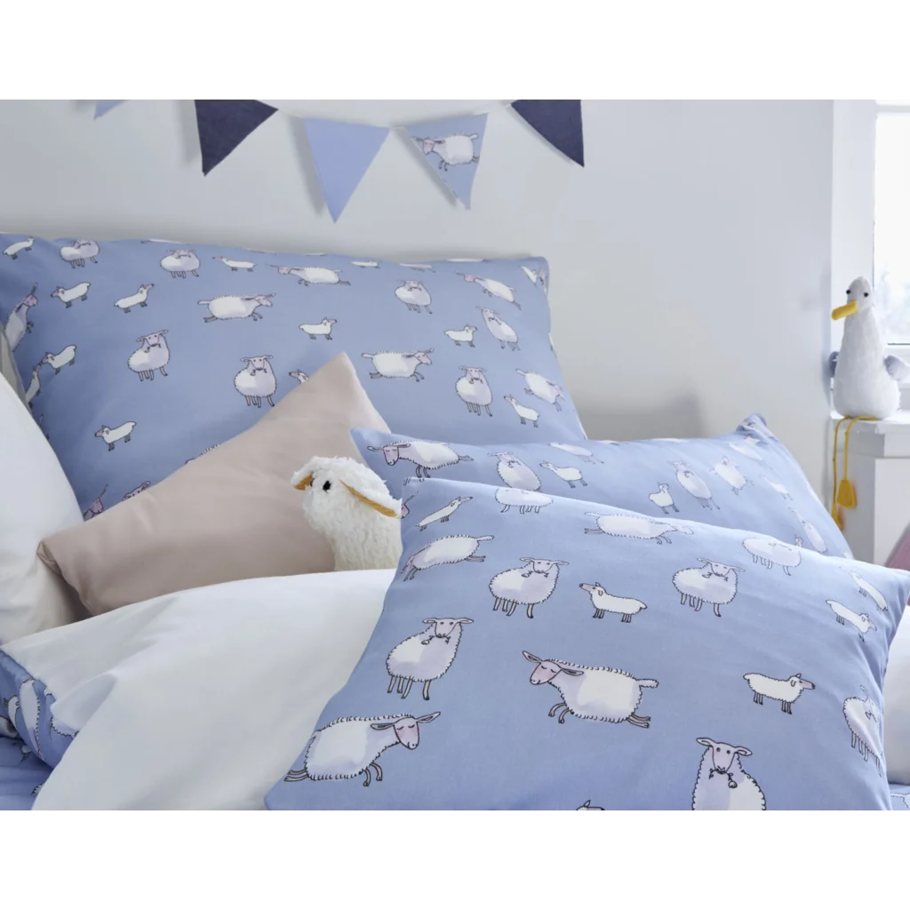 Bio Satin Baby-+Kinder-Bettwäsche Schäfchen Kissenbezug in Blau Muster Schäfchen von Cotonea Größe 40x40 cm