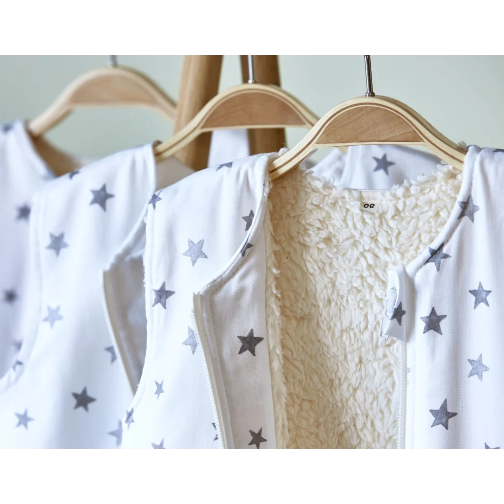 Bio Satin Baby-Schlafsack Sterne mit Teddyplüschfutter in Muster Sterne von Cotonea Größe 70 (ca. 76 cm)