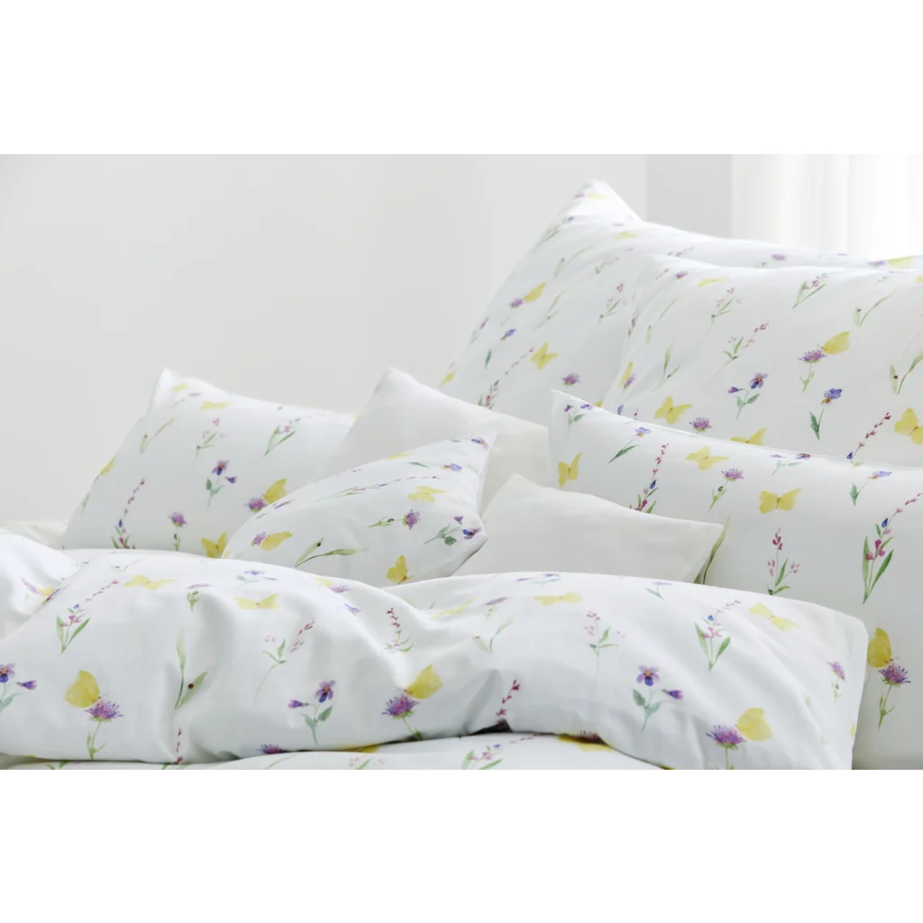 Bio Satin Bettwäsche Wiesenglück Garnitur in Muster Wiesenglück von Cotonea Größe 135x200 + 80x80 cm