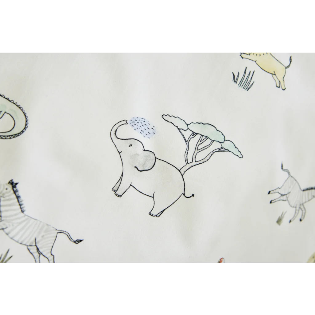 Bio Satin Kinder-Bettwäsche Safari Kissenbezug in Weiß Muster Safari von Cotonea Größe 40x80 cm