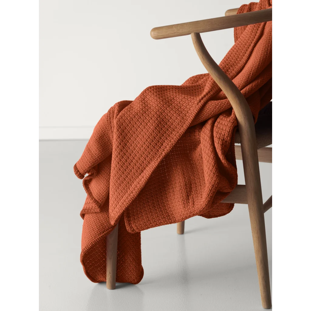 Decke in Feinstrick-Optik in Terra Orange von Cradle Studio Größe 150x210 cm