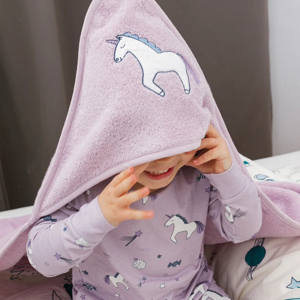Frottier Baby-Kapuzenbadetuch Einhorn in Flieder Muster Einhorn von KATHA covers Größe 75x75 cm