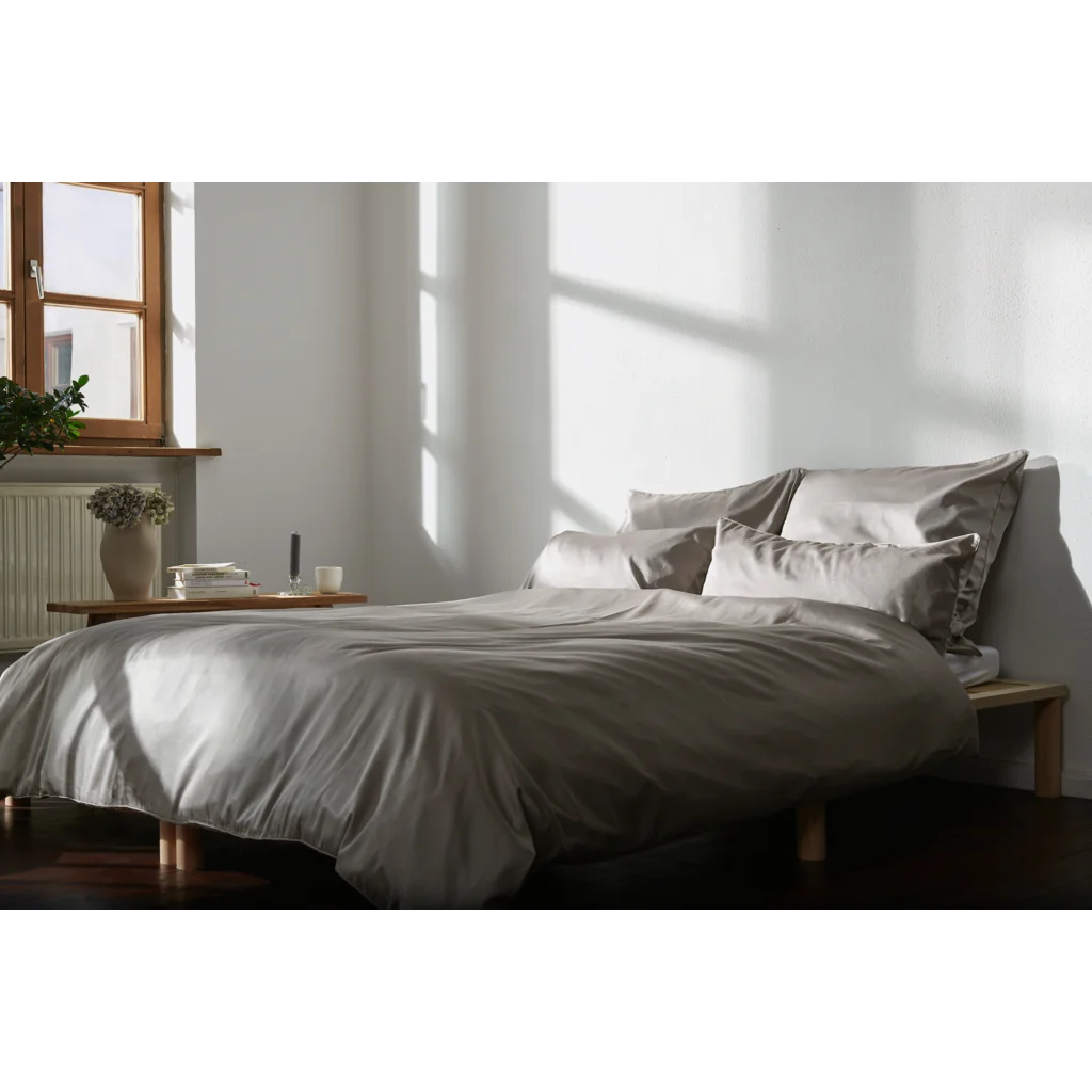 Mako-Satin Bettwäsche Bettbezug in Sand von Cradle Studio Größe 135x200 cm