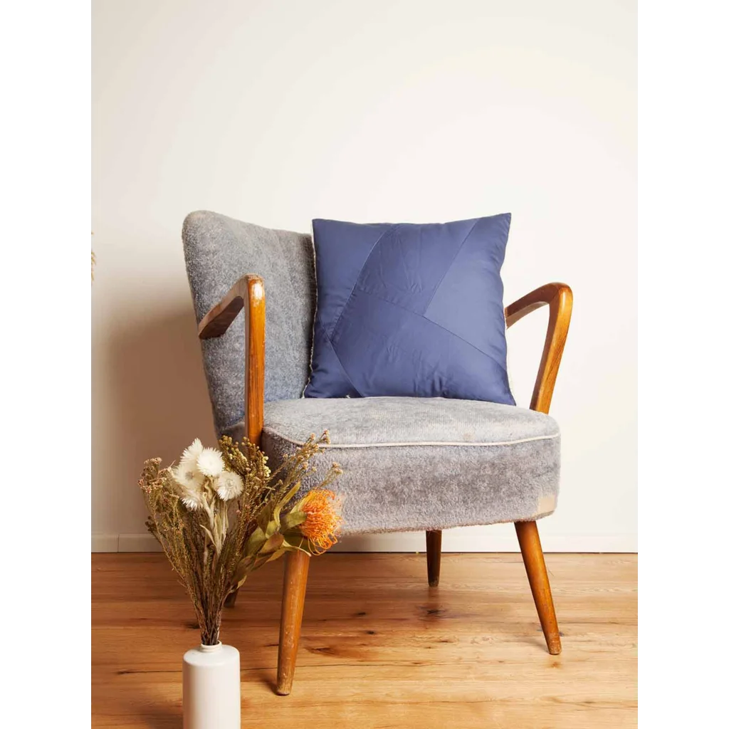Upcycling Satin Kissenhülle in Dunkelblau Blau von LORE - upcycled goods Größe 40x40 cm
