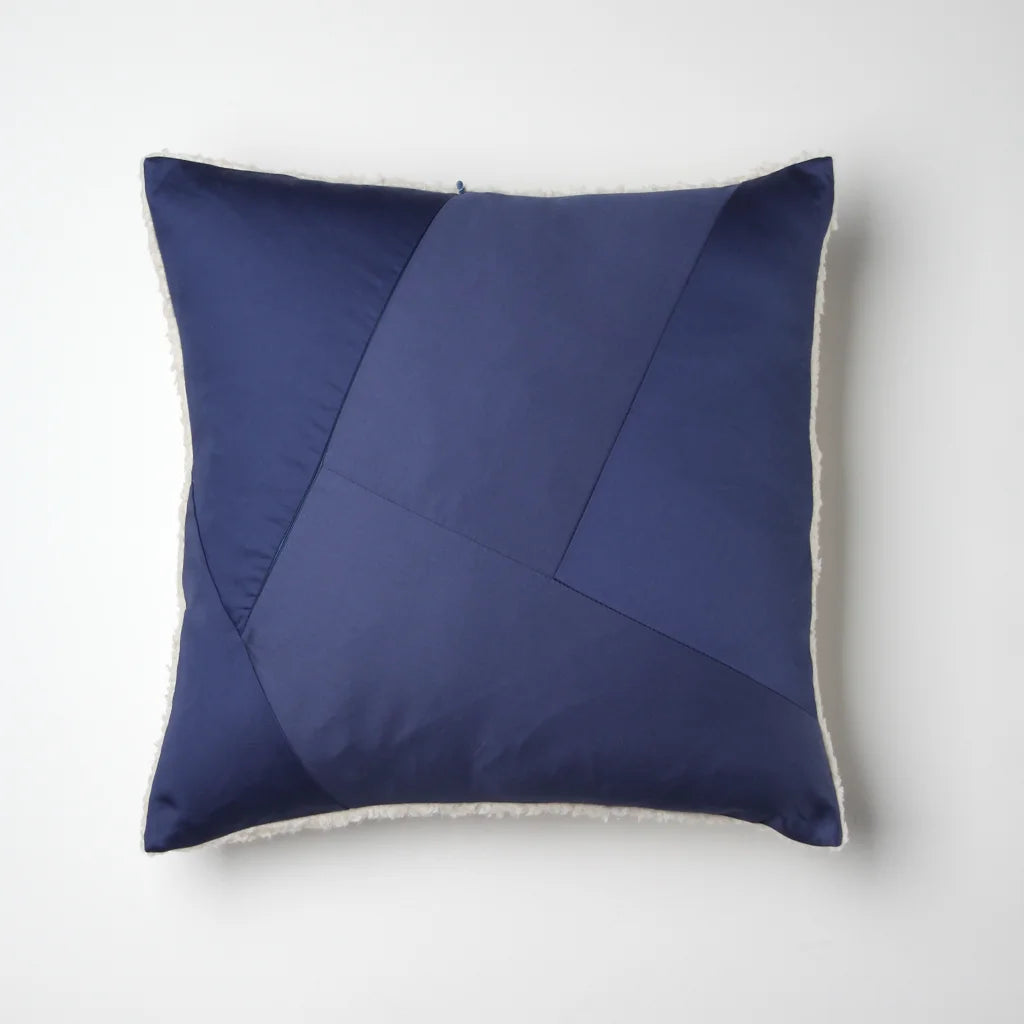 Upcycling Satin Kissenhülle in Dunkelblau Blau von LORE - upcycled goods Größe 40x40 cm