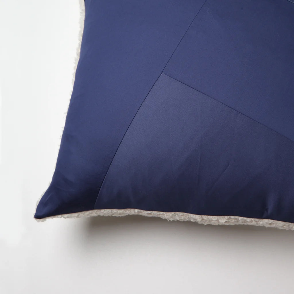 Upcycling Satin Kissenhülle in Dunkelblau Blau von LORE - upcycled goods Größe 40x40 cm