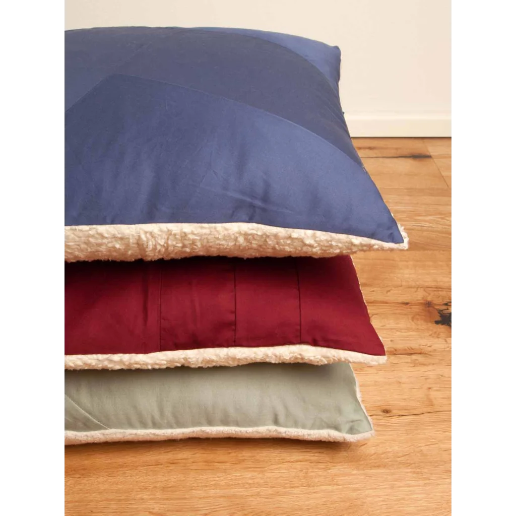 Upcycling Satin Kissenhülle in Dunkelblau Blau von LORE - upcycled goods Größe 40x40 cm