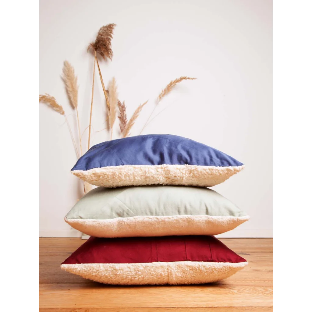 Upcycling Satin Kissenhülle in Dunkelrot Rot von LORE - upcycled goods Größe 40x40 cm
