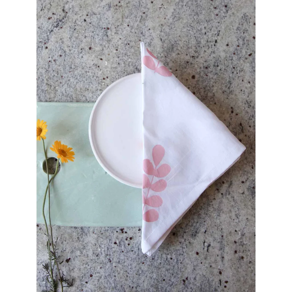 Upcycling Serviette BLÄTTER in Weiß Muster Siebdruck von LORE - upcycled goods Größe 45x45 cm