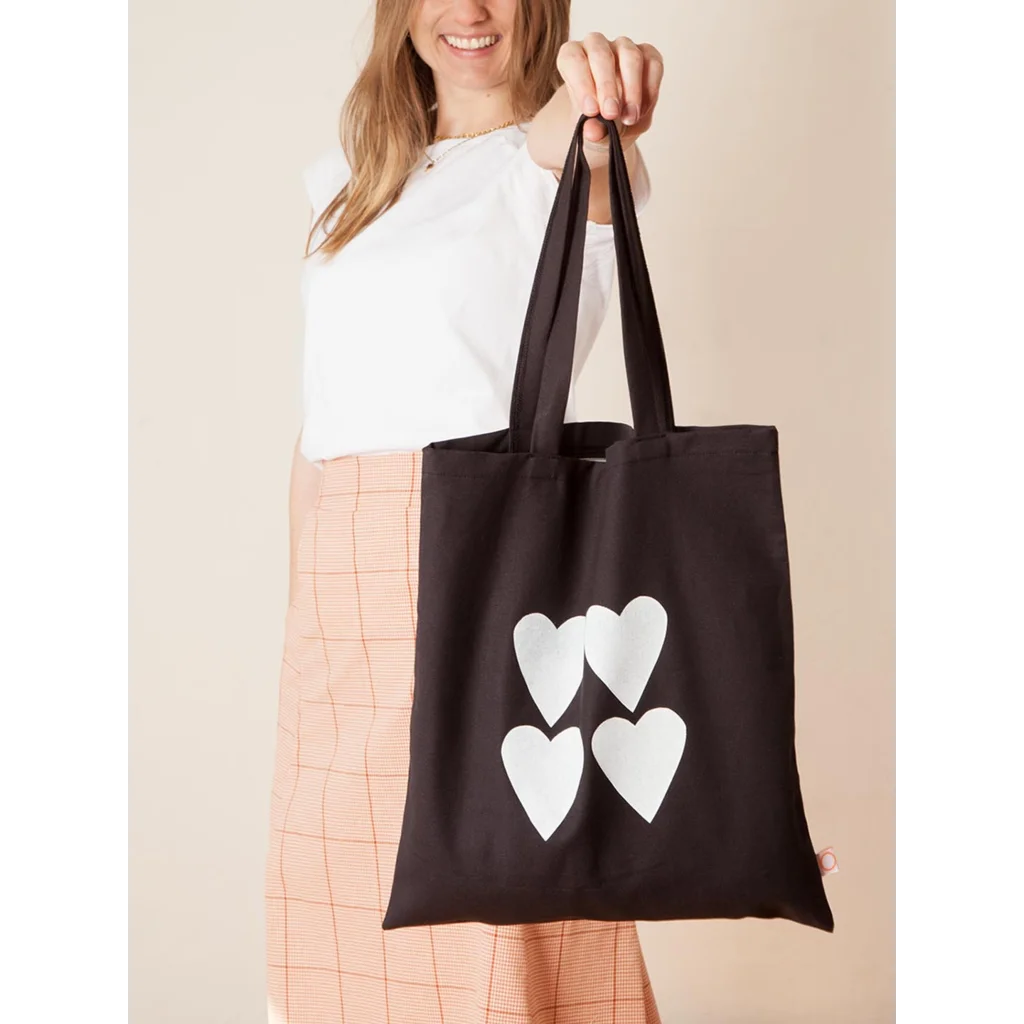 Upcycling Stoffbeutel HERZEN in Schwarz+Weiß Muster Siebdruck von LORE - upcycled goods Größe 38x43 cm