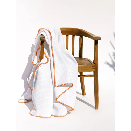 Waffelpiqué Decke mit Kontrastnaht in Weiß+Orange Weiß von Cradle Studio Größe 150x210 cm